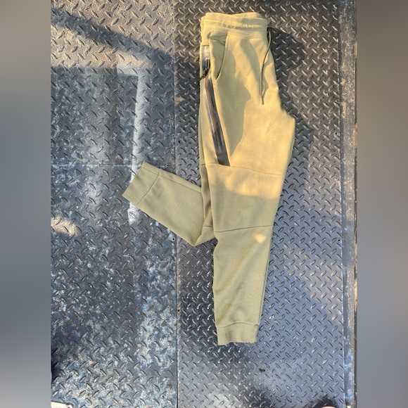 Green Nike tech Pants - Picture 2 of 4